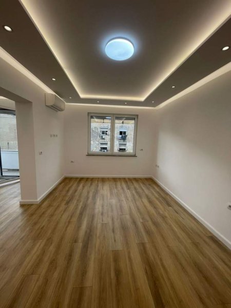 Tirane, jepet me qera ambjent biznesi Kati 3, 104 m² 1.500 Euro (Mine Peza)