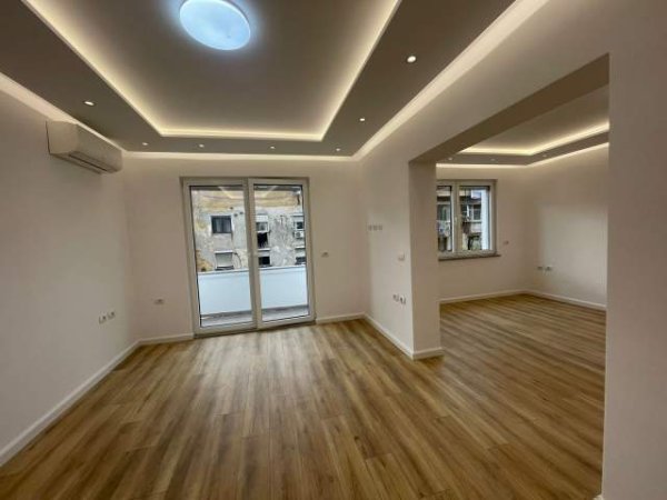 Tirane, jepet me qera ambjent biznesi Kati 3, 104 m² 1.500 Euro (Mine Peza)