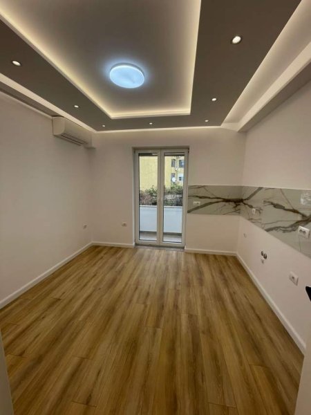 Tirane, jepet me qera ambjent biznesi Kati 3, 104 m² 1.500 Euro (Mine Peza)