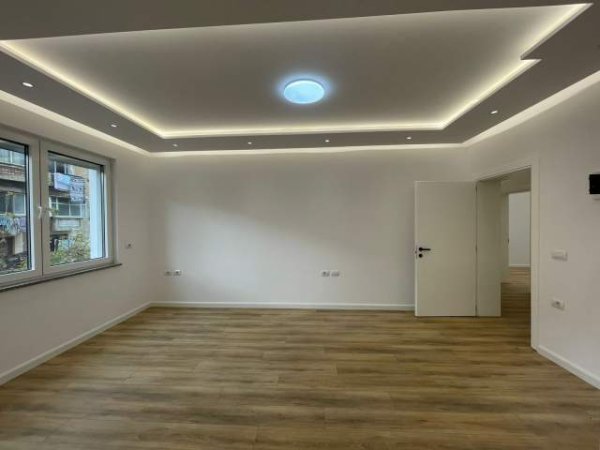 Tirane, jepet me qera ambjent biznesi Kati 3, 104 m² 1.500 Euro (Mine Peza)