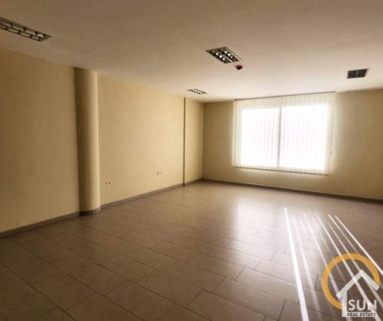 Shkoder, jepet me qera ambjent biznesi Kati 2, 40 m² 30.000 Leke (rr.HASAN RIZA PASHA)