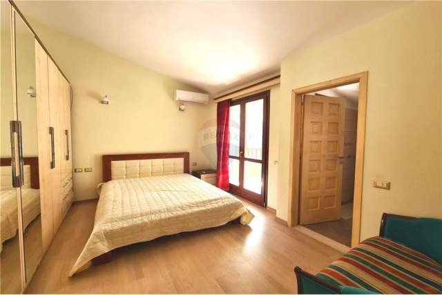 Tirane, jepet me qera Penthouse 4+1+BLK Kati 5, 195 m² 650 Euro (liqeni thate)