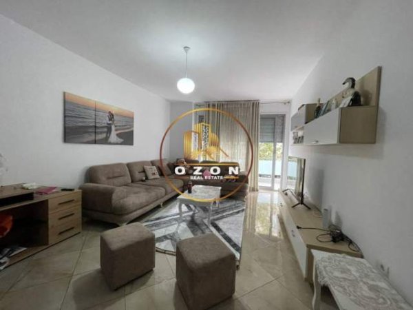 Tirane, jepet me qera apartament 2+1 Kati 1, 98 m² 900 Euro (Komuna Parisit)