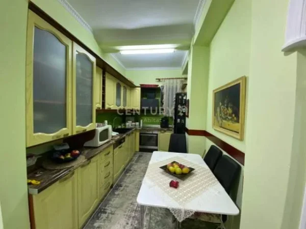 Tirane, jepet me qera apartament 90 m² 700 Euro (myslym shyre)