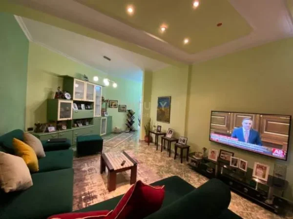 Tirane, jepet me qera apartament 90 m² 700 Euro (myslym shyre)