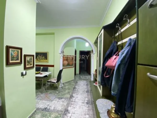 Tirane, jepet me qera apartament 90 m² 700 Euro (myslym shyre)