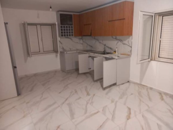 Tirane, jepet me qera Vile Kati 1, 660 m² 500 Euro (Rruga Kavajes)