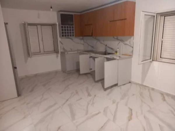 Tirane, jepet me qera Vile Kati 1, 660 m² 500 Euro (Rruga Kavajes)