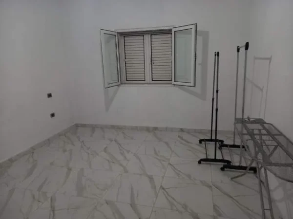 Tirane, jepet me qera Vile Kati 1, 660 m² 500 Euro (Rruga Kavajes)