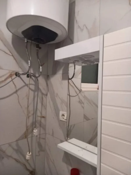 Tirane, jepet me qera Vile Kati 1, 660 m² 500 Euro (Rruga Kavajes)