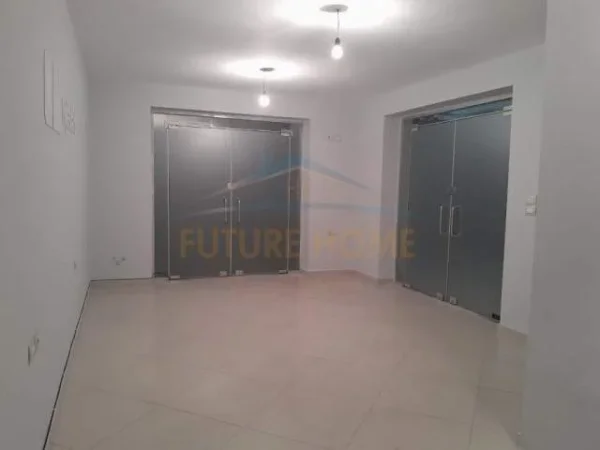Tirane, jepet me qera ambjent biznesi Kati 0, 41 m² 450 Euro (Vasil Shanto)