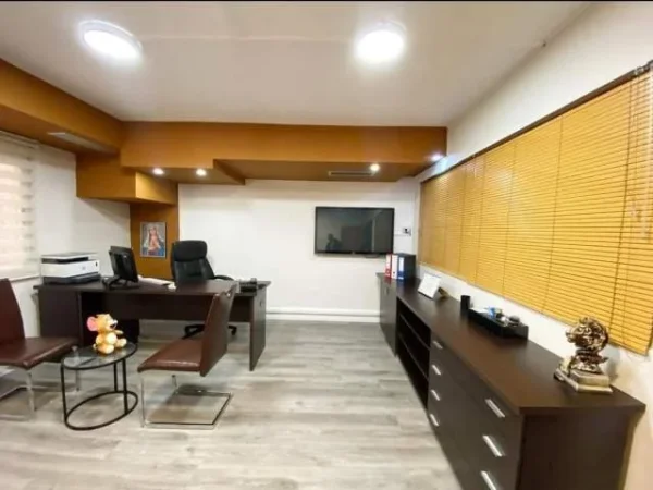 Tirane, jepet me qera zyre Kati 2, 195 m² 3000 Euro (blloku)