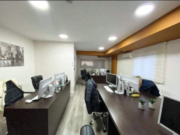 Tirane, jepet me qera zyre Kati 2, 195 m² 2.600 Euro (blloku)