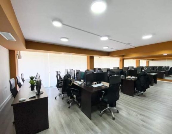 Tirane, jepet me qera zyre Kati 2, 195 m² 2.600 Euro (blloku)