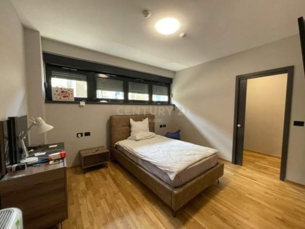 Tirane, jepet me qera apartament duplex 3+1+A+BLK Kati 0, 351 m² 2.500 Euro (Mjull Bathore)