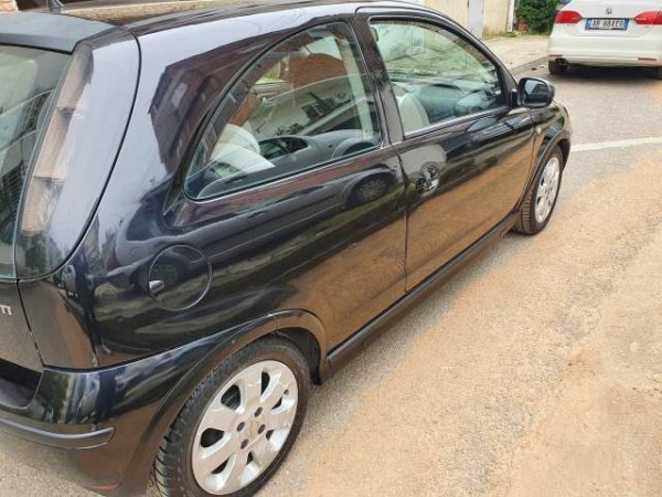 Tirane, shes makine Opel Corsa Viti 2004, 2.200 Euro