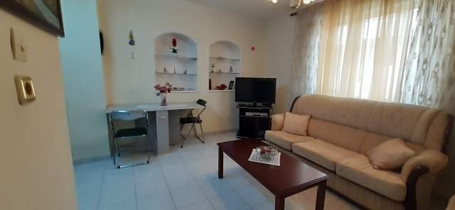 Tirane, jepet me qera apartament 1+1 300 Euro