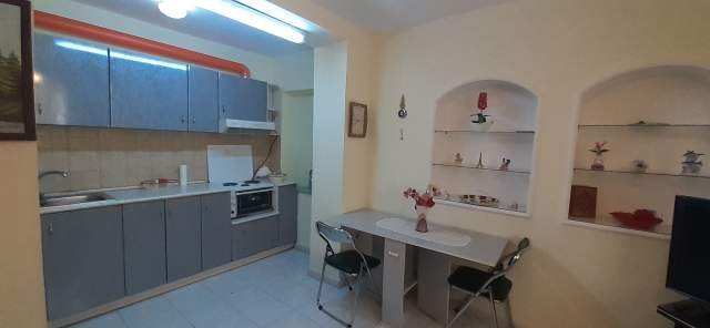 Tirane, jepet me qera apartament 1+1 300 Euro