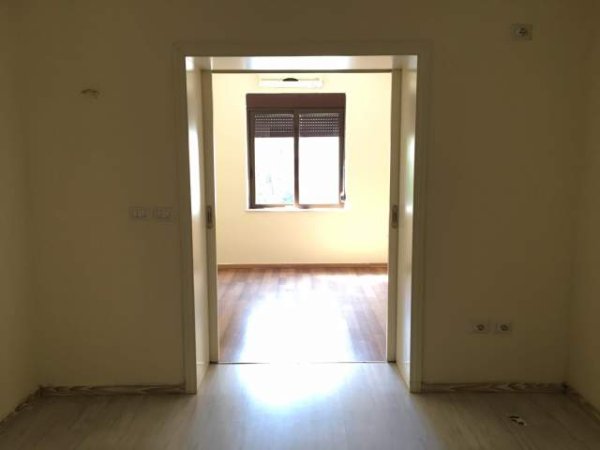 Tirane, jepet me qera apartament 3+1 Kati 3, 85 m² 650 Euro (Ibrahim Rugova)