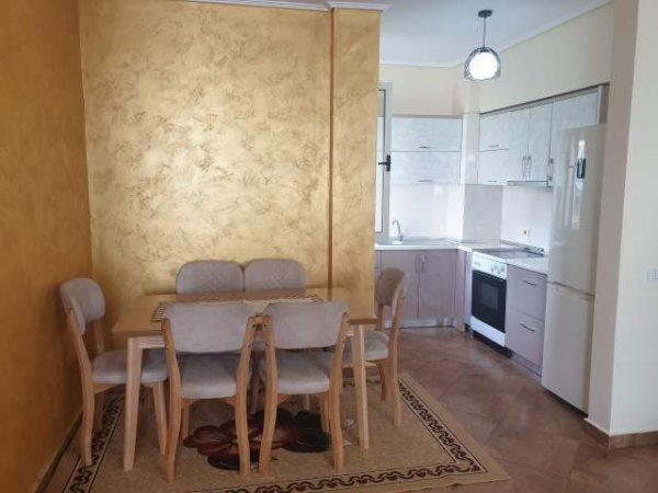 Tirane, jepet me qera apartament 2+1 420 Euro