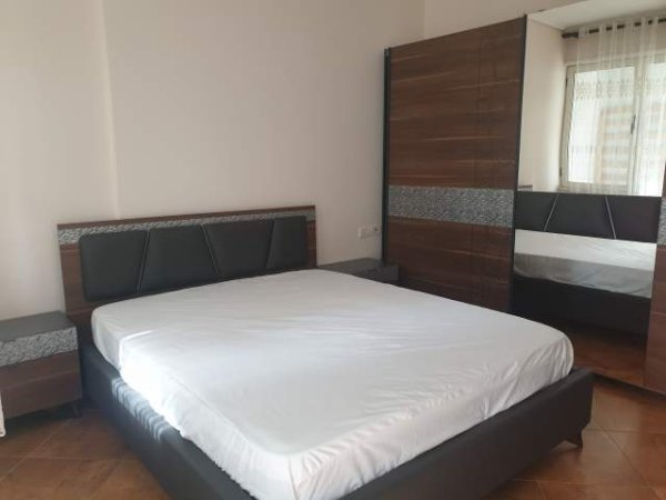 Tirane, jepet me qera apartament 2+1 420 Euro