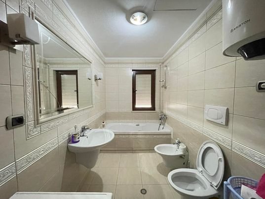 Tirane, jepet me qera apartament 3+1 Kati 6, 130 m² 810 Euro (Rruga e Elbasanit)