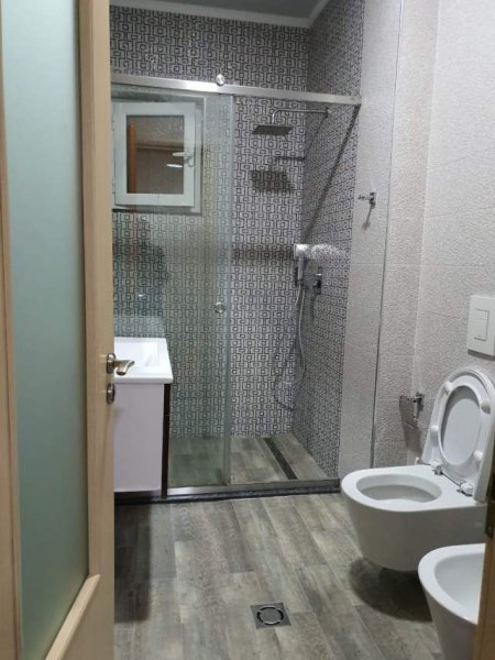 Tirane, jepet me qera apartament 1+1+BLK Kati 1, 65 m² 350 Euro (Kopshti Botanik)
