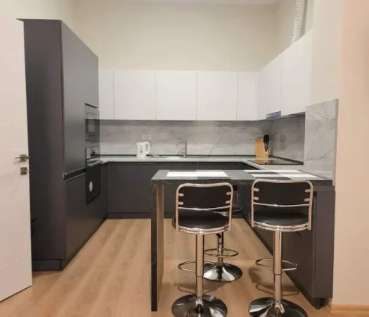 Jepet me qira apartament 2 + 1 + 2 + verande prane liqenit te thate!