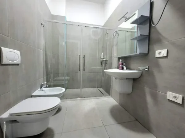 Jepet me qira apartament 2 + 1 + 2 + verande prane liqenit te thate!