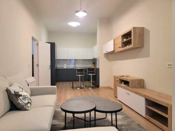 Jepet me qira apartament 2 + 1 + 2 + verande prane liqenit te thate!