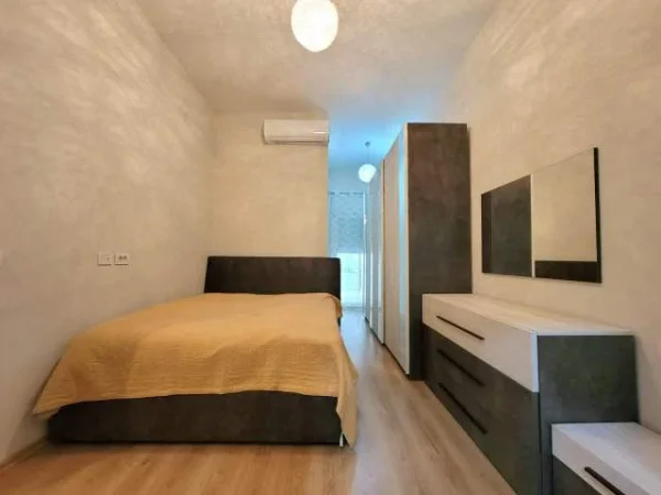 Jepet me qira apartament 2 + 1 + 2 + verande prane liqenit te thate!