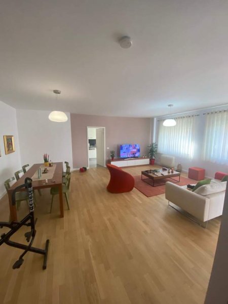 Tirane, jepet me qera apartament 3+1+A+BLK Kati 3, 285 m² 1.500 Euro (Sauk)