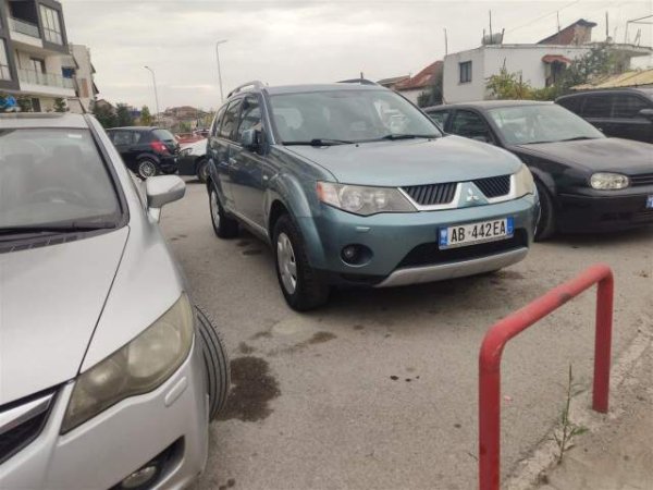 Tirane, shes makine Mitsubishi outlander Viti 2010, 7.500 Euro