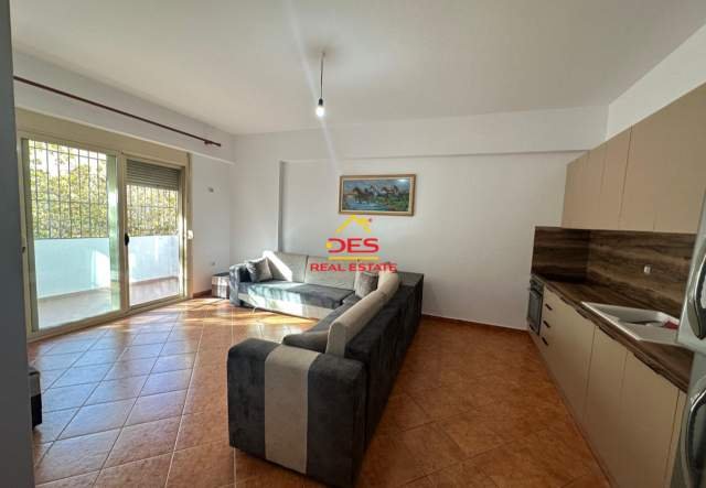 Vlore, jepet me qera apartament 2+1+BLK Kati 2, 100 m² 300 Euro (Rruga Hasan Kushta)