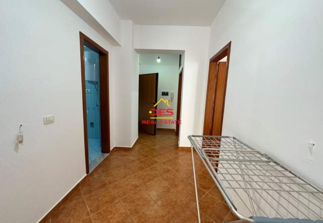 Vlore, jepet me qera apartament 2+1+BLK Kati 2, 100 m² 300 Euro (Rruga Hasan Kushta)
