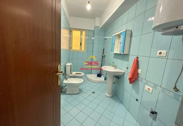 Vlore, jepet me qera apartament 2+1+BLK Kati 2, 100 m² 300 Euro (Rruga Hasan Kushta)