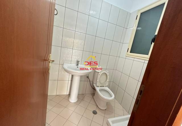 Vlore, jepet me qera apartament 2+1+BLK Kati 2, 100 m² 300 Euro (Rruga Hasan Kushta)