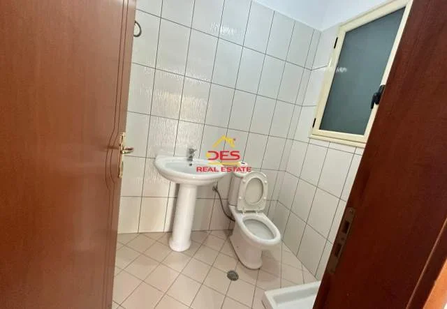 Vlore, jepet me qera apartament 2+1+BLK Kati 2, 100 m² 300 Euro (Rruga Hasan Kushta)