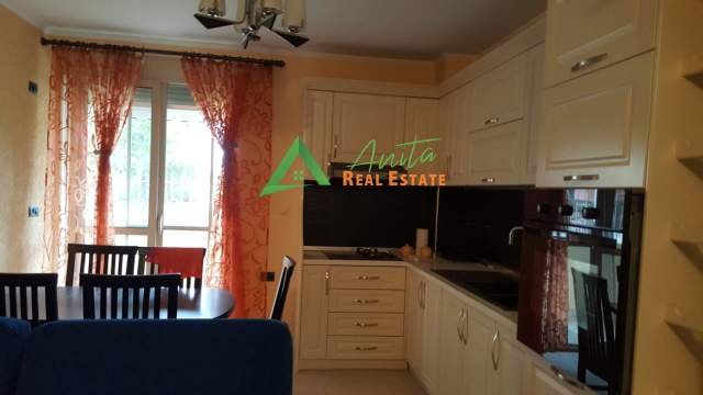 Tirane, jepet me qera apartament 2+1+BLK Kati 0, 80 m² 520 Euro (Rruga e Kavajes)