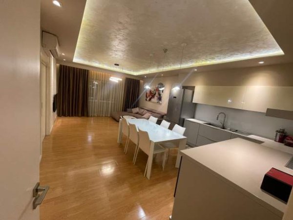 Tirane, jepet me qera 1.000 Euro