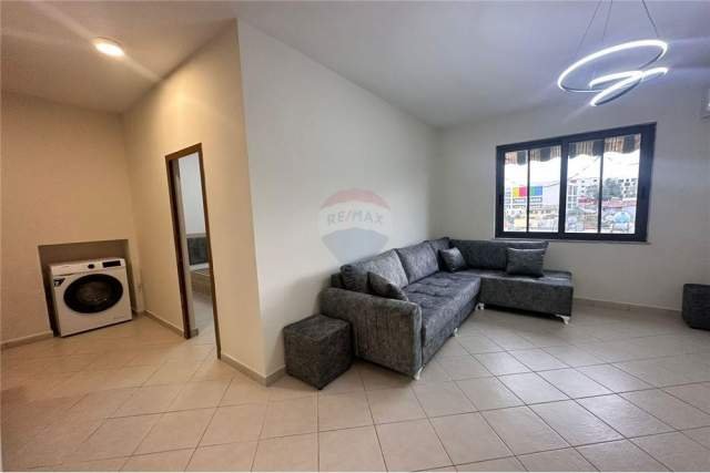 Tirane, jepet me qera apartament 1+1+BLK 60 m² 400 Euro (tregu elektrik)