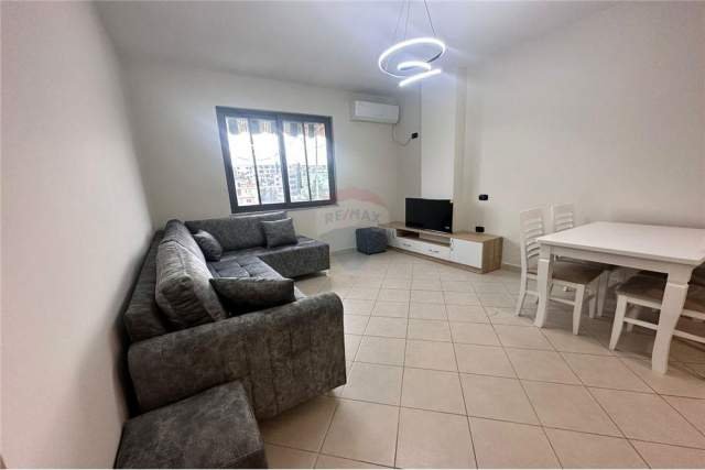 Tirane, jepet me qera apartament 1+1+BLK 60 m² 400 Euro (tregu elektrik)