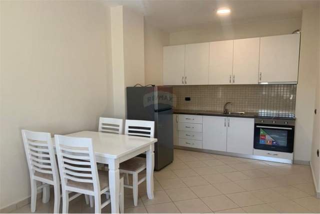 Tirane, jepet me qera apartament 1+1+BLK 60 m² 400 Euro (tregu elektrik)