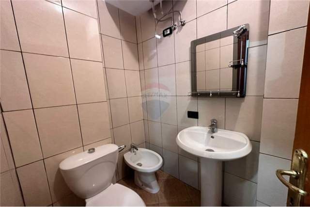 Tirane, jepet me qera apartament 1+1+BLK 60 m² 400 Euro (tregu elektrik)