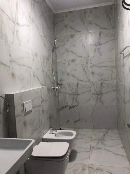 Tirane, jepet me qera apartament 2+1 95 m² 500 Euro (tek Porcelani)
