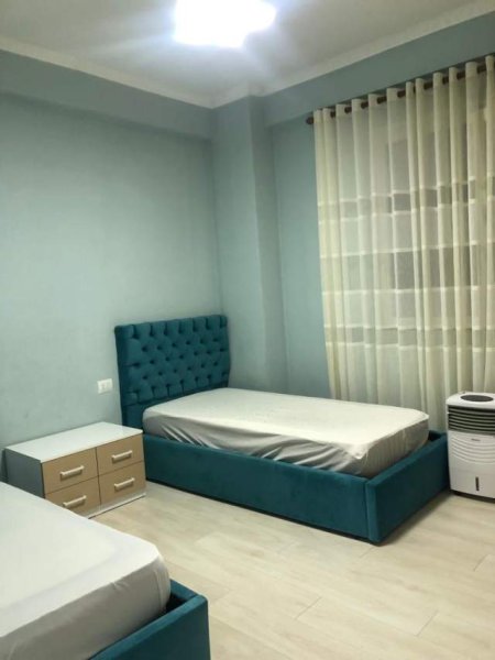 Tirane, jepet me qera apartament 2+1 95 m² 500 Euro (tek Porcelani)
