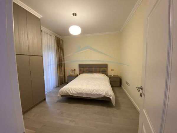 Tirane, jepet me qera apartament 3+1 Kati 1, 150 m² 800 Euro (Tregu Elektrik)