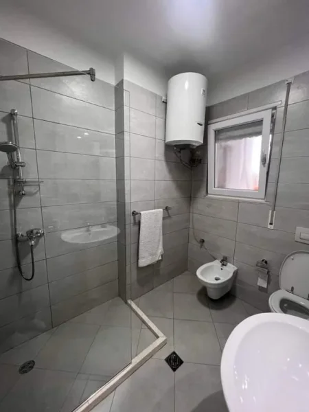 Tirane, jepet me qera apartament Kati 8, 100 m² 1.200 Euro (Pazari i Ri)