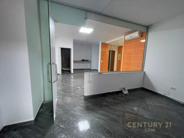 Tirane, jap me qera zyre 163 m² 2.200 Euro (Rruga Vaso Pasha, Garda)