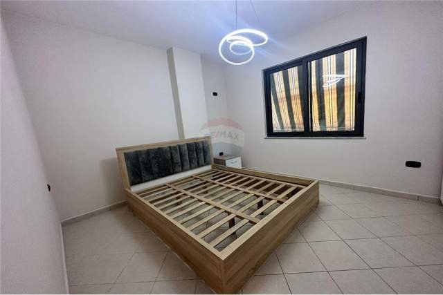 Tirane, jepet me qera apartament 1+1+BLK 60 m² 400 Euro (tregu elektrik)